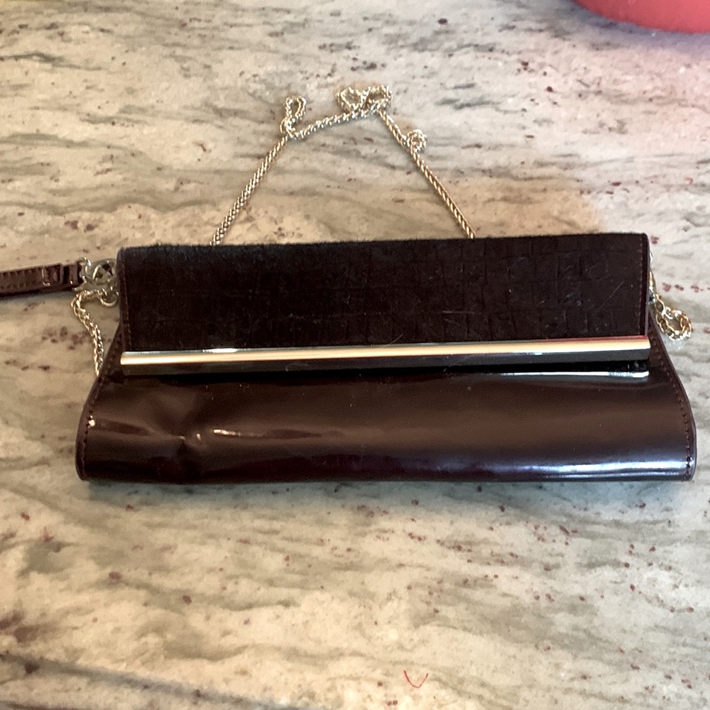 White House Black market Purse for sale! Size: 25cm by 13 cm.
